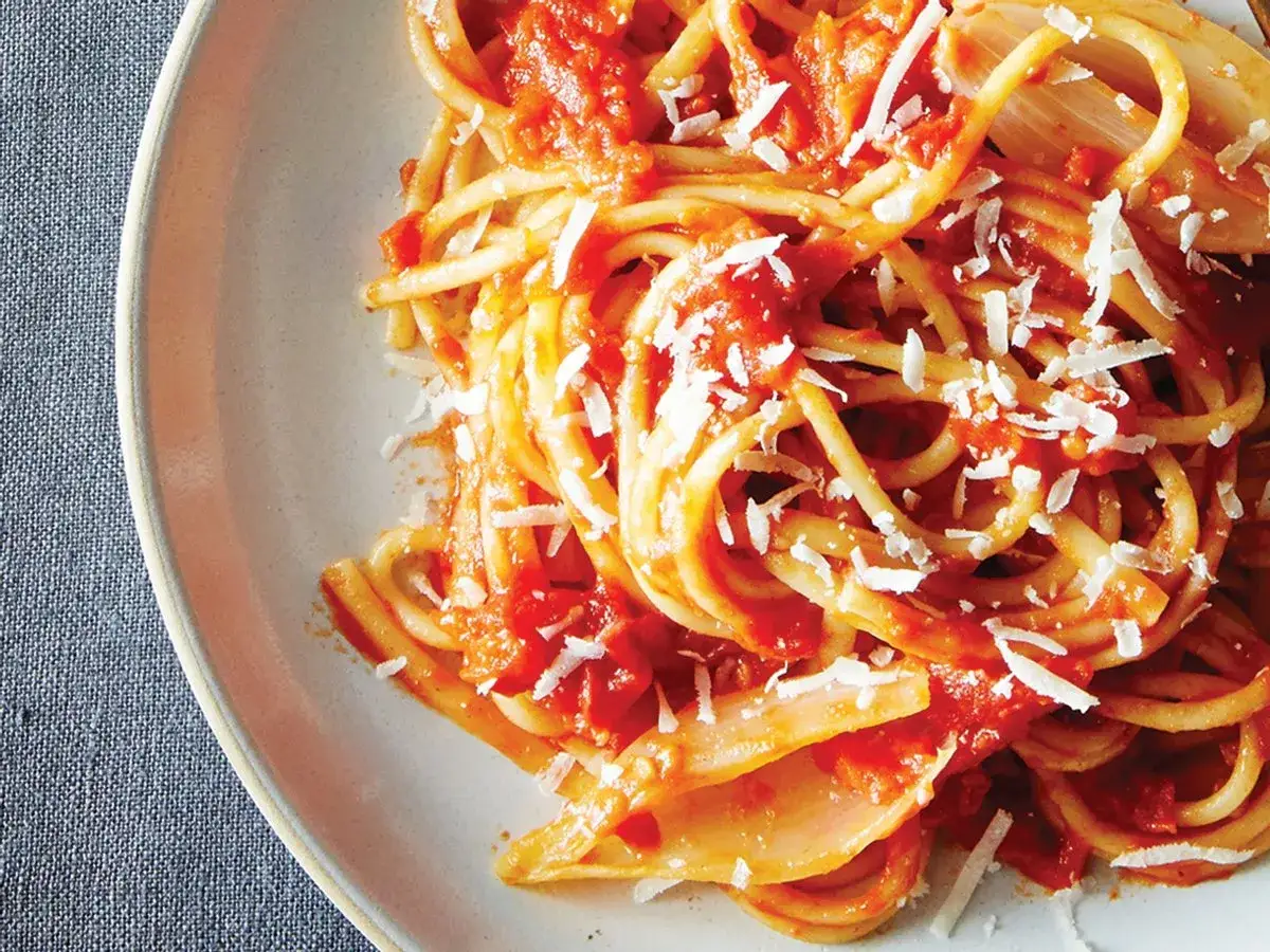 En tallrik med spaghetti pomodoro, toppad med riven parmesan. Ett enkelt och gott recept på pasta pomodoro.