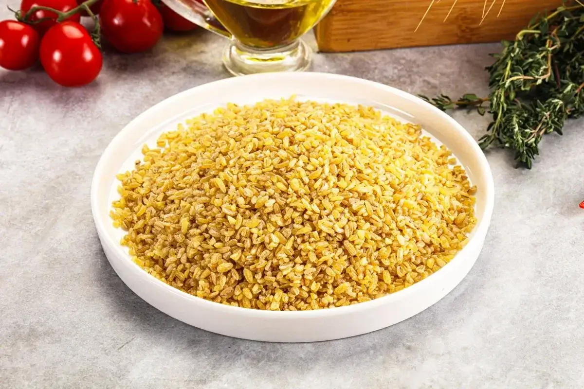 Talerz pełen kaszy bulgur, idealnej do przygotowania pysznego posiłku. Dowiedz się, jak podgrzać kasze, by była idealna.