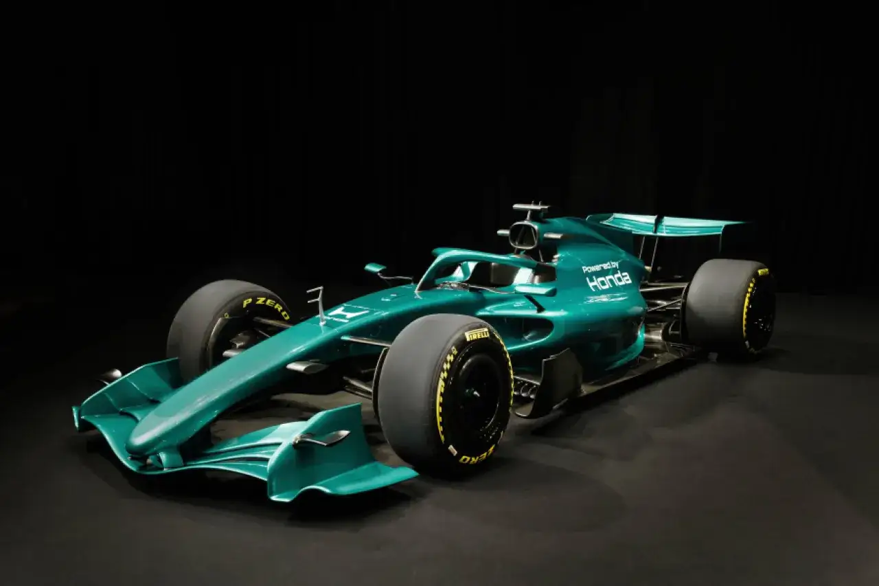 Coche de F1 verde esmeralda con el logo 