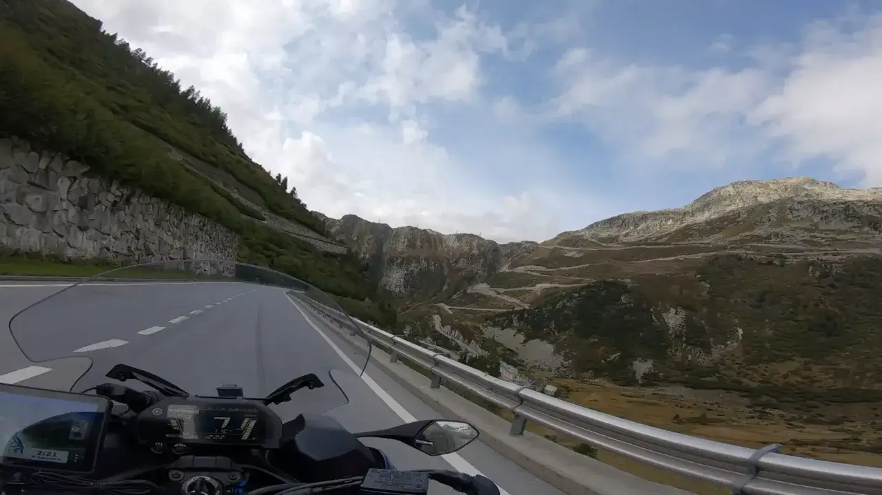 Motocykl na alpejskiej przełęczy, kręta droga góry