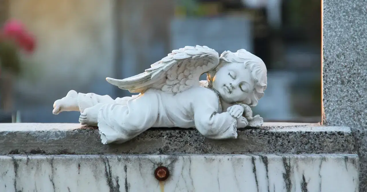 Aniołek na nagrobku, symbol niewinności i wiecznego snu. Odkryj najciekawsze symbole na starych nagrobkach i ich ukryte znaczenie.