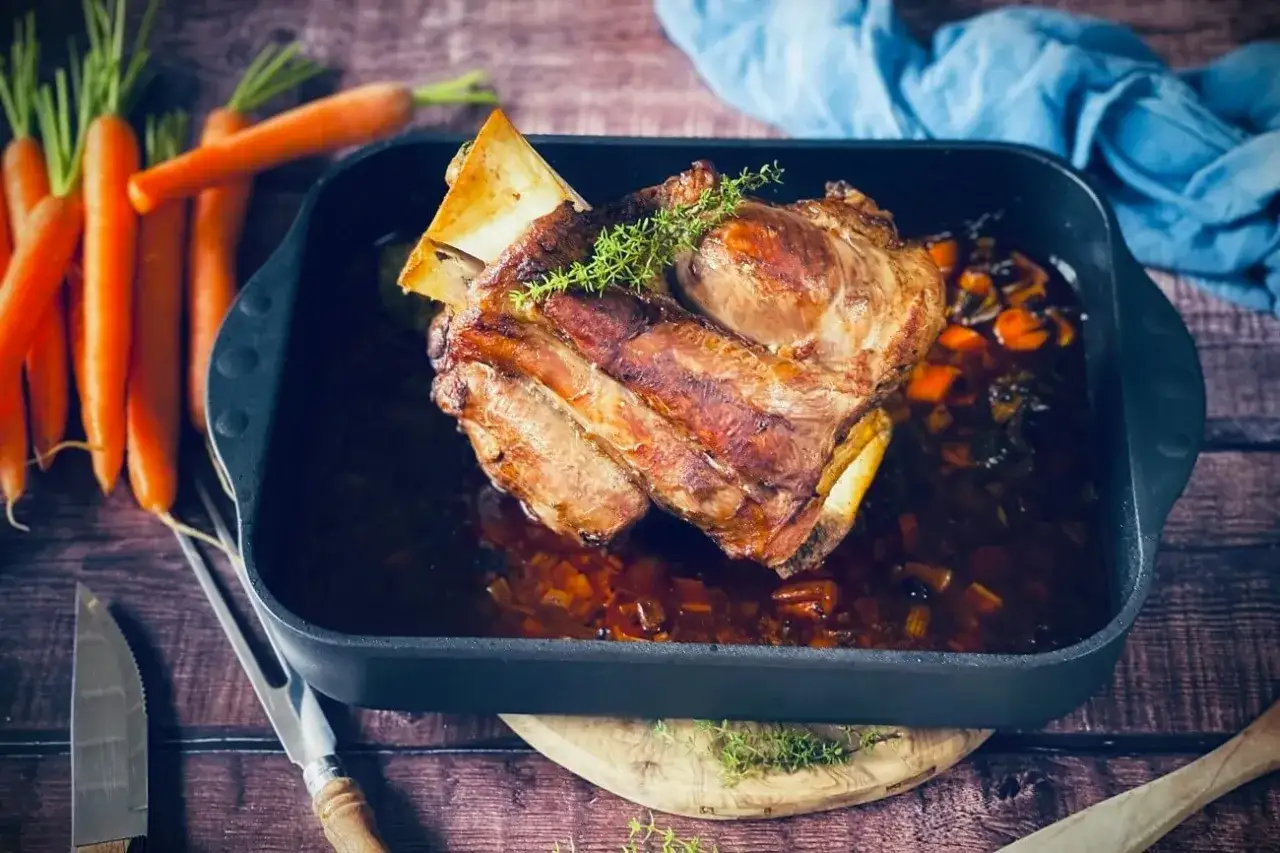 Ein saftiges Kalbshaxen-Rezept, perfekt gebraten mit Karotten und Kräutern. Ein Festmahl für jeden Anlass.