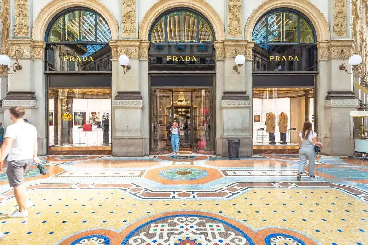 L'iconico negozio Prada, fondato da Mario Prada, brilla sotto le arcate della Galleria.