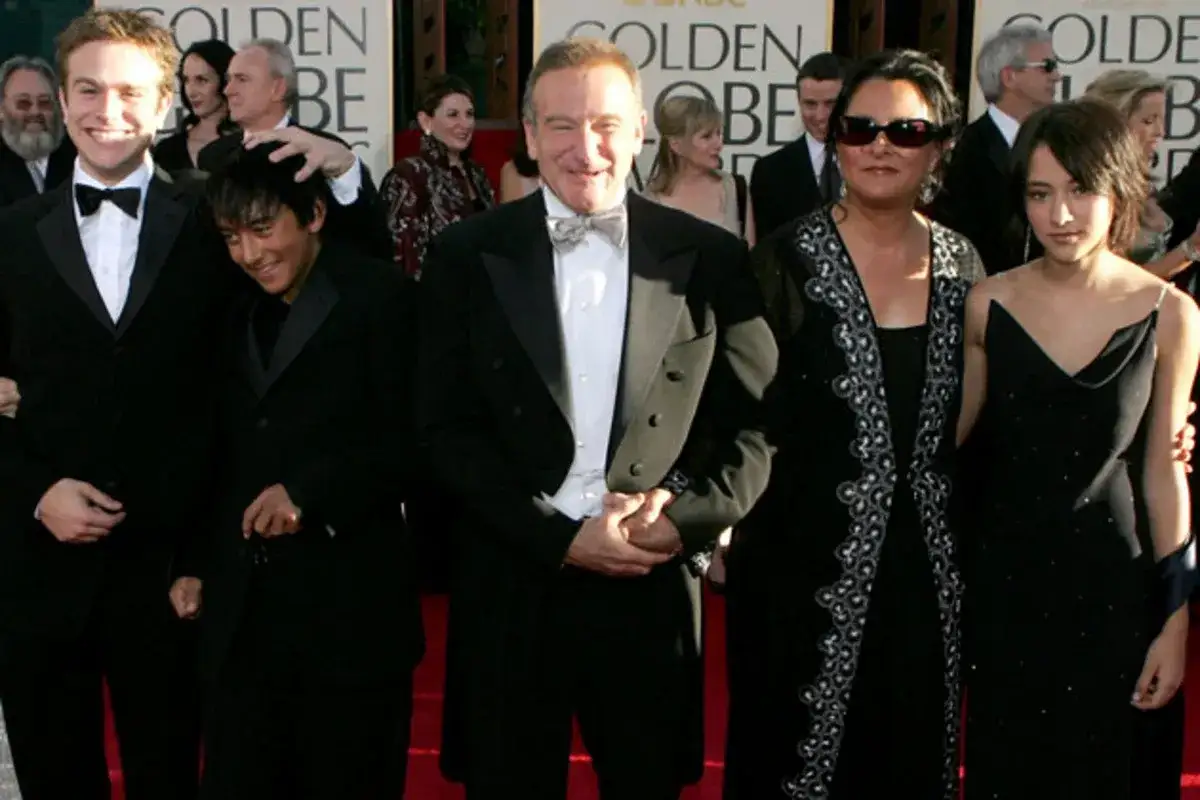 Robin Williams sorride con la famiglia ai Golden Globe. Accanto a lui, la moglie e i figli, tra cui il figlio morto, in un momento di gioia.