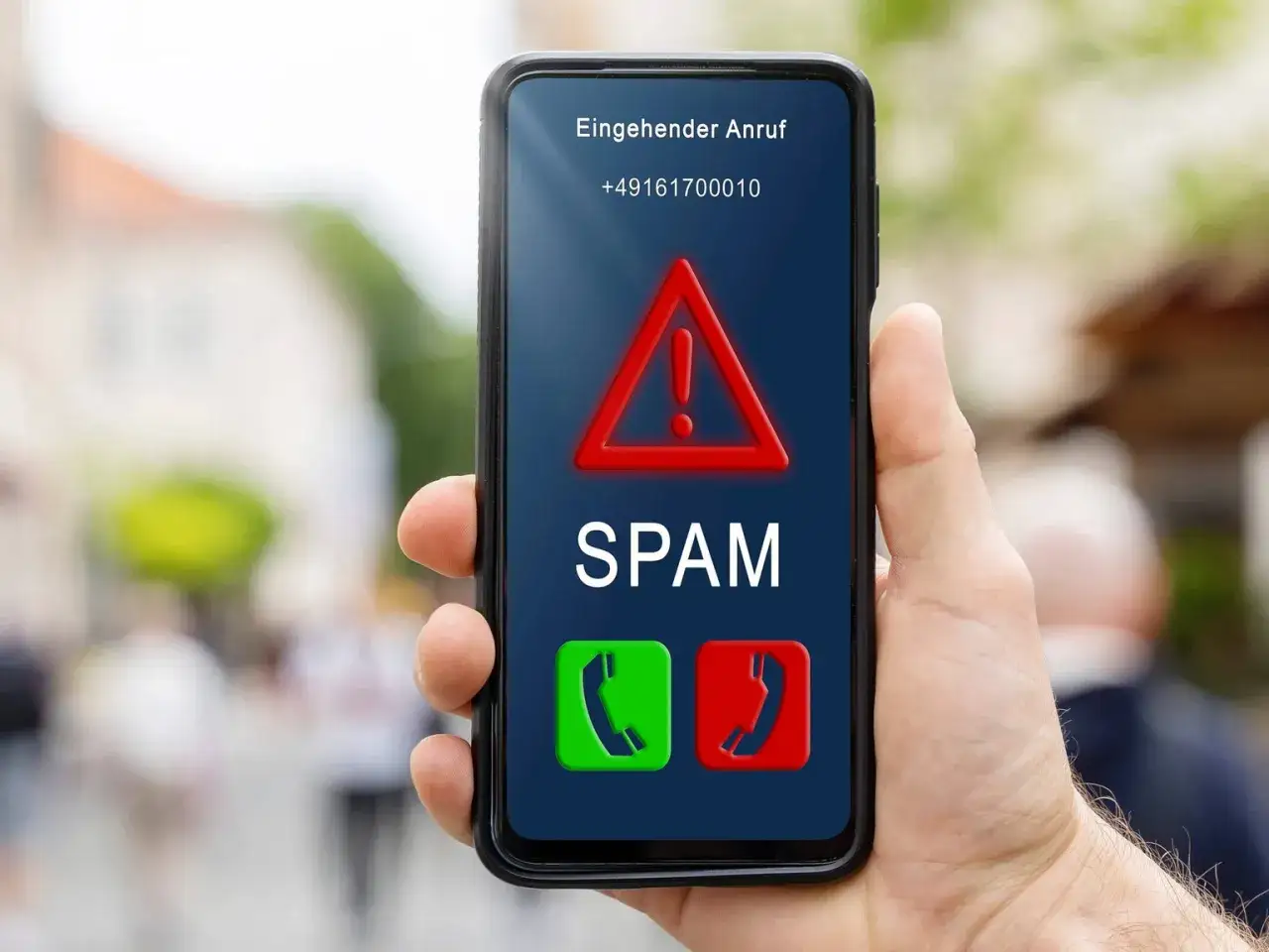 Ein eingehender Anruf wird als SPAM markiert. Das rote Warnsymbol und die Aufschrift 