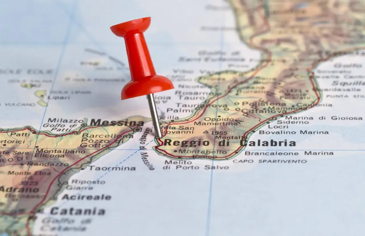 Czerwony pinezka zaznacza Reggio di Calabria, wskazując na lotnisko w Kalabrii.