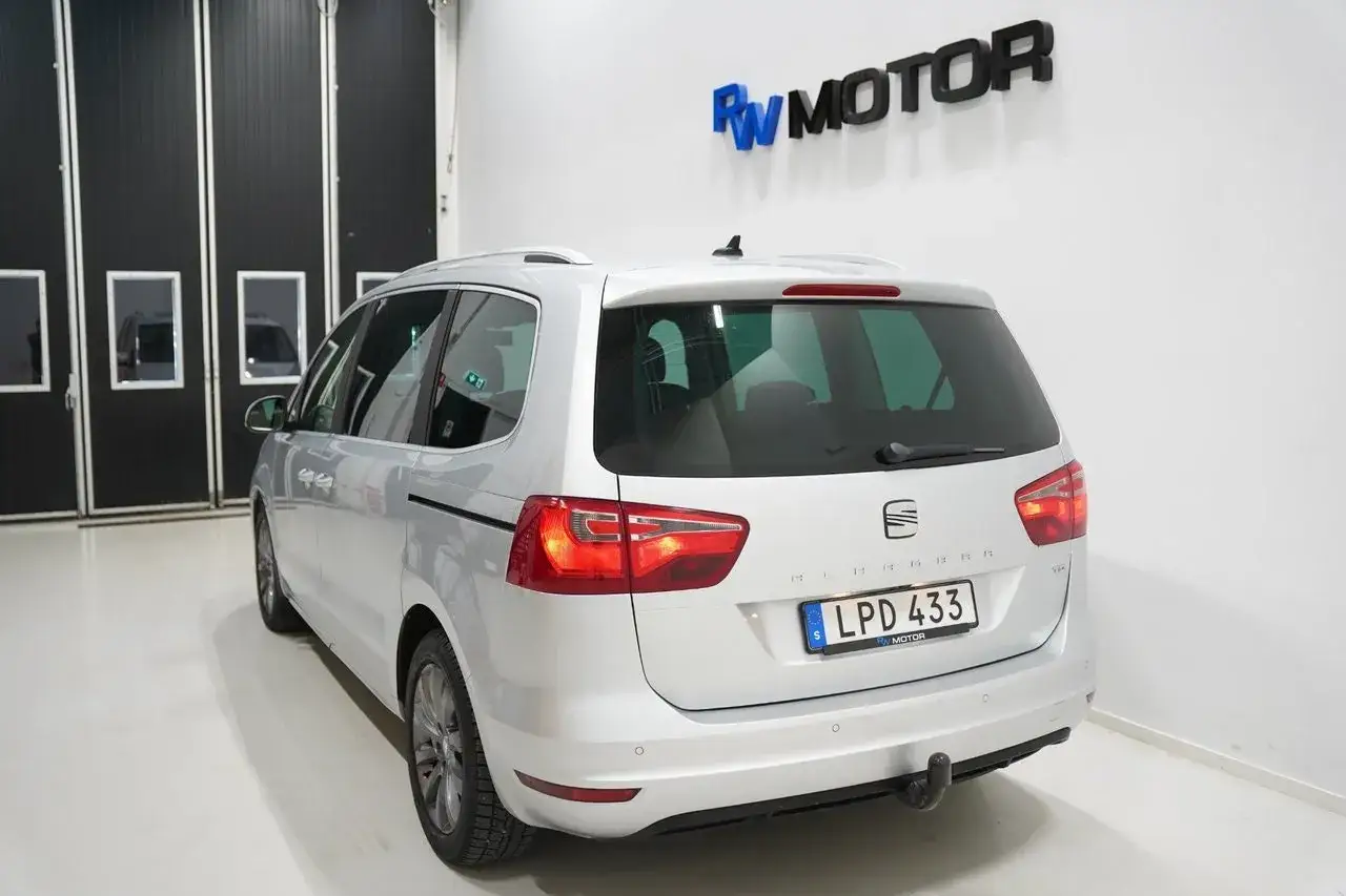 Silver Seat Alhambra, en familjebil som kan l&ouml;sa m&aring;nga transportproblem. Registreringsskylt LPD 433.