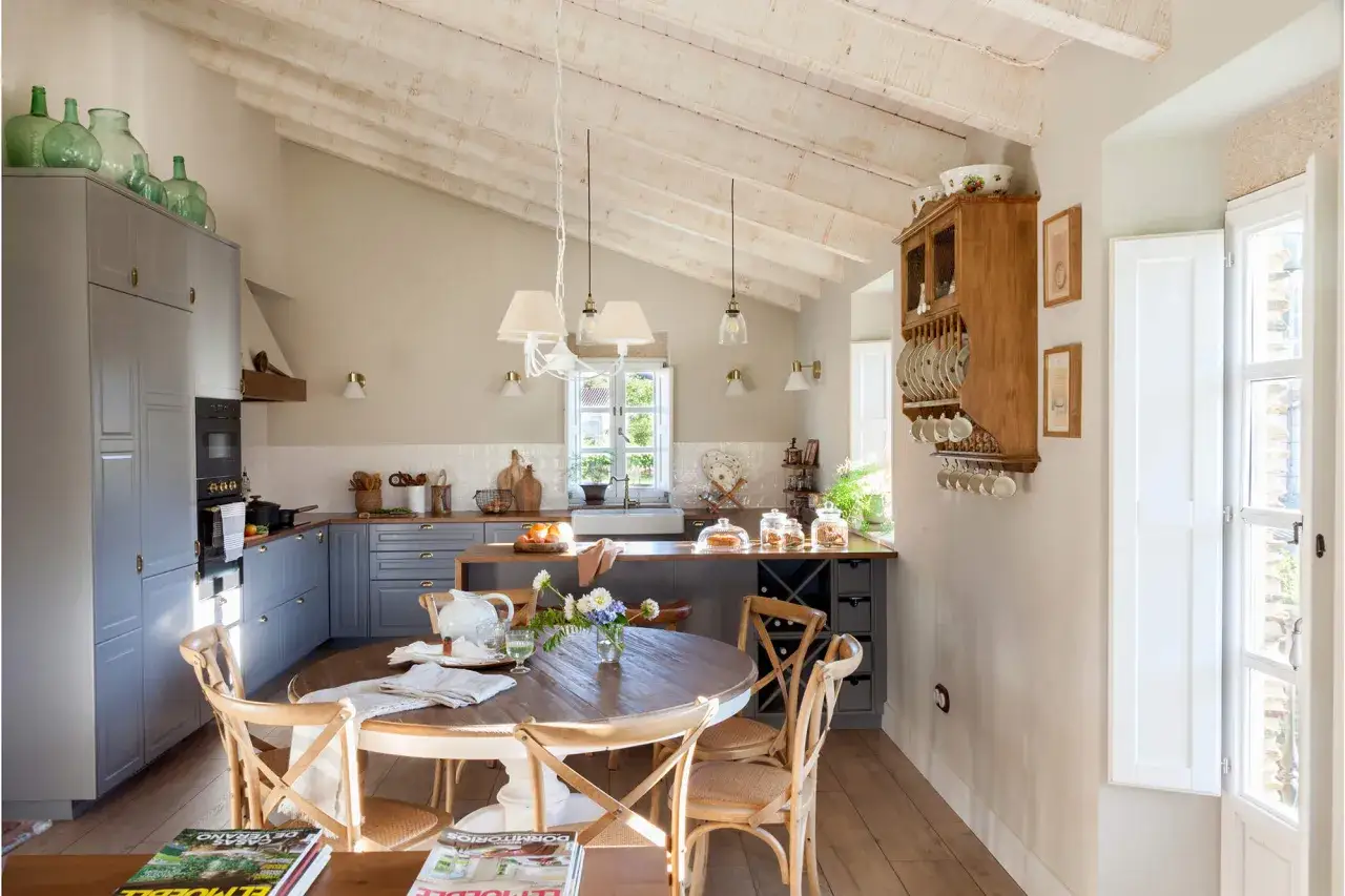 Cocina rústica y acogedora. Una casa vieja decorada con encanto, estilo de casa de pueblo con poco dinero.