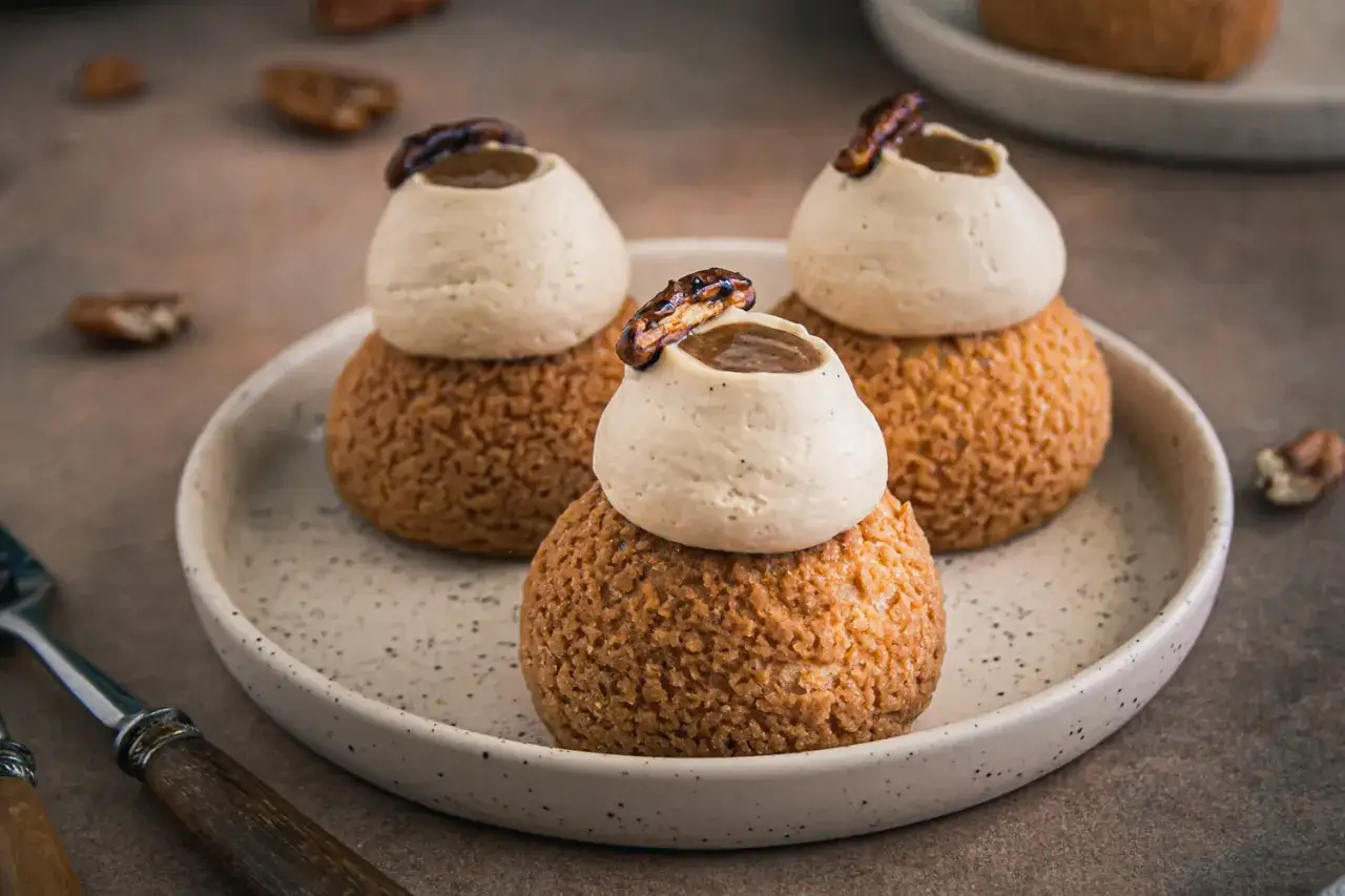 Trois choux &agrave; la cr&egrave;me, couronn&eacute;s de cr&egrave;me onctueuse et d'une noix caram&eacute;lis&eacute;e, promettent le meilleur choux &agrave; la cr&egrave;me.