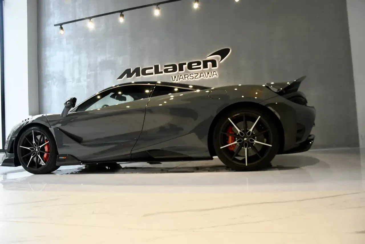 Szary McLaren 765LT w salonie w Warszawie. Sprawdź jego mclaren cena.