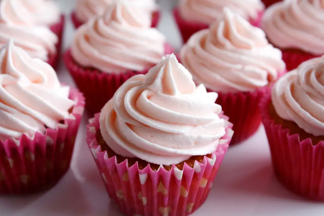Rosa cupcakes med fluffig frosting, perfekt f&ouml;r ett enkelt frosting recept.