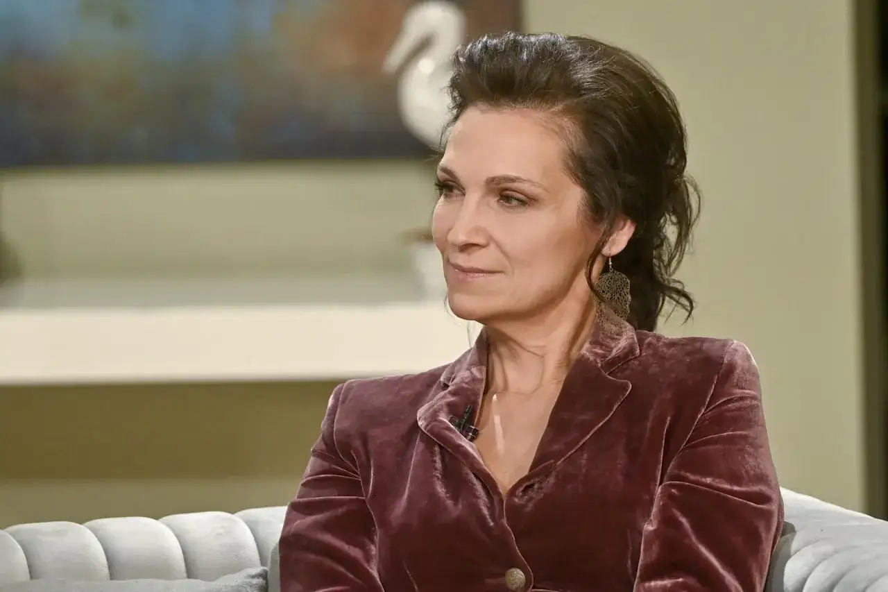 Olga Bończyk w aksamitnej marynarce, zmysłowa, jakby opowiadała o swoim mężu.