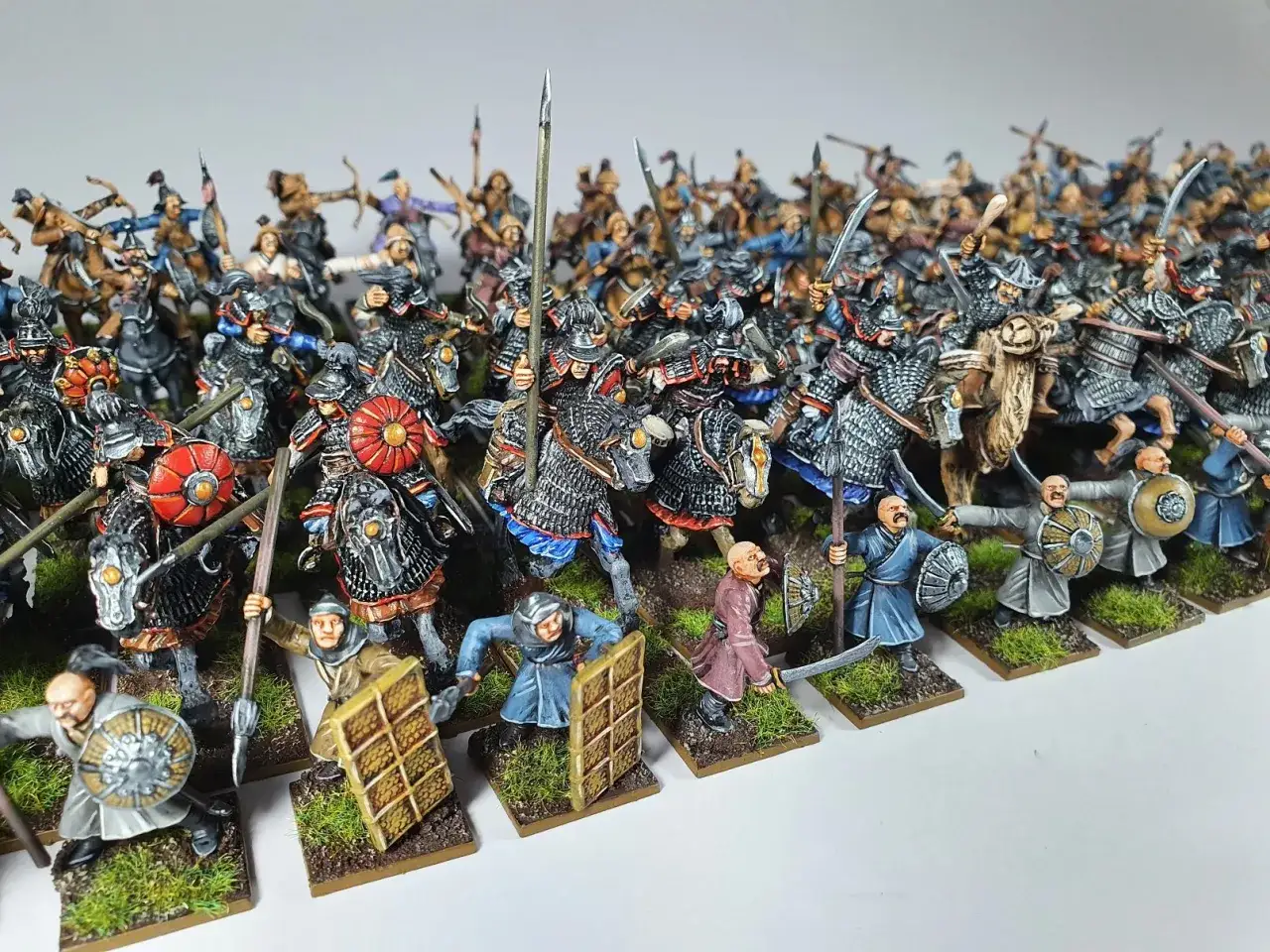 Un esercito di miniature per il **warhammer gioco da tavolo**, con cavalieri corazzati e fanti pronti alla battaglia.