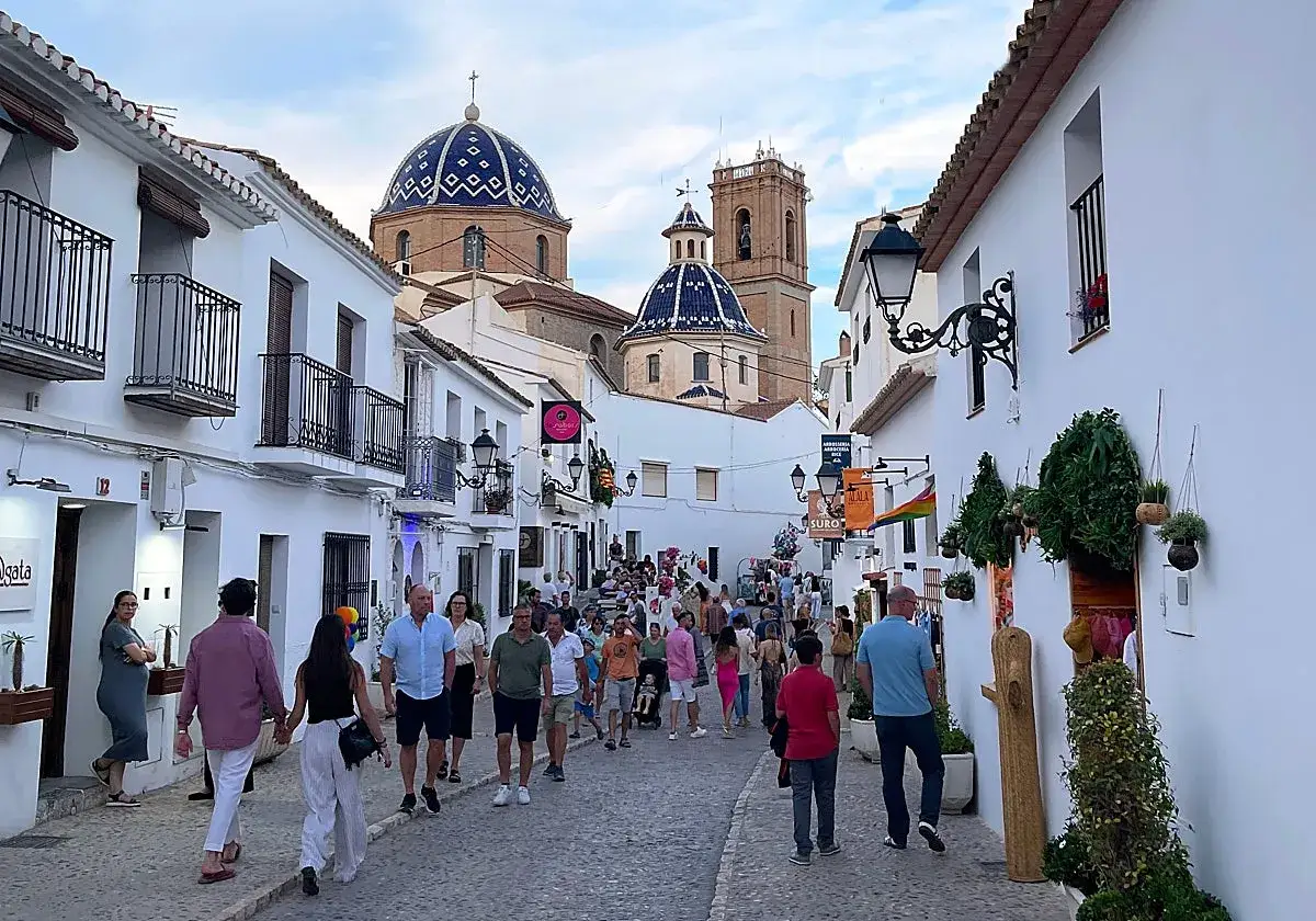 Un paseo por la altea vieille ville, un itinéraire encantador con cúpulas azules y calles empedradas llenas de vida.