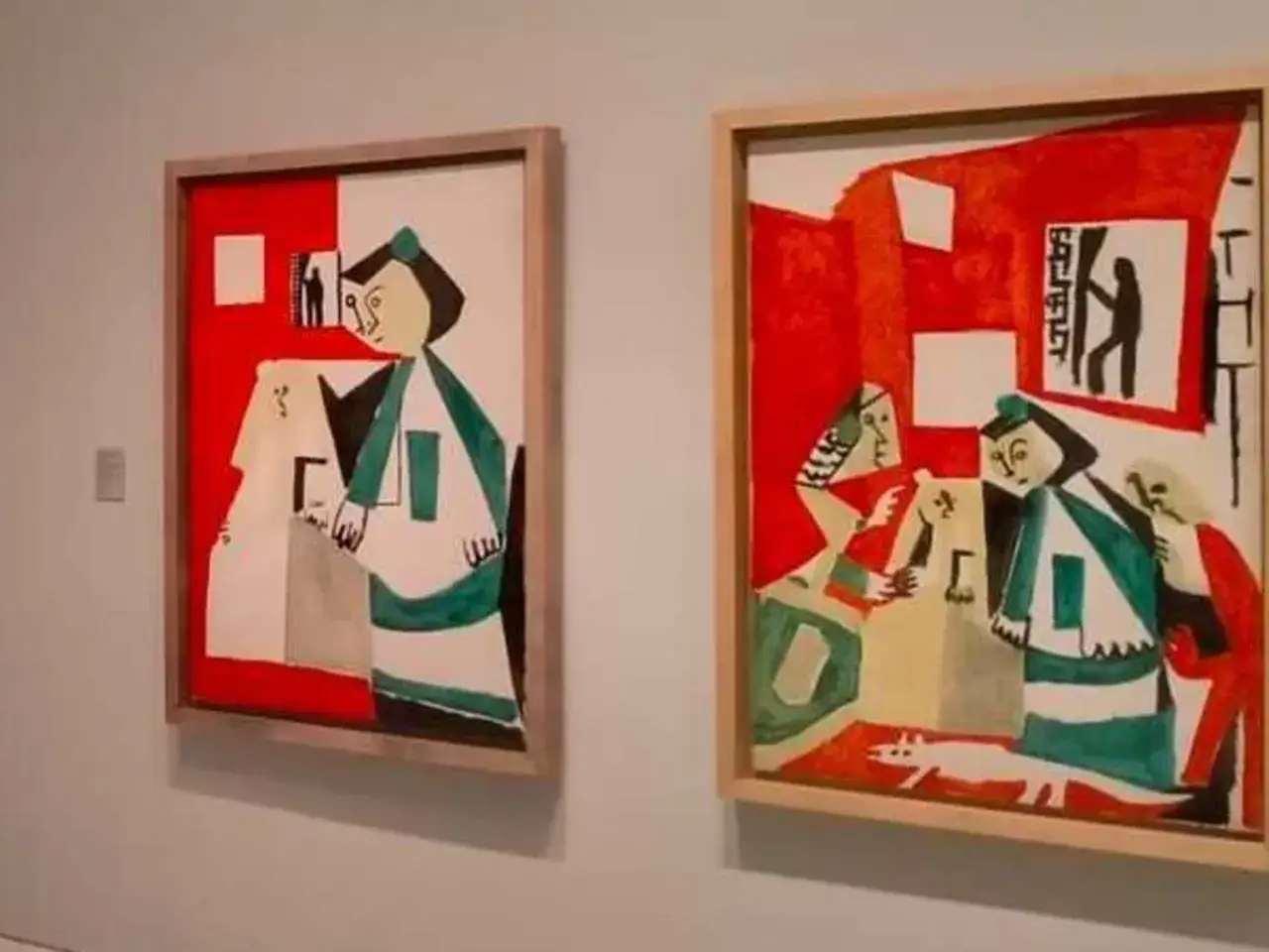 Zwei farbenfrohe Gem&auml;lde im Picasso Museum Spanien zeigen stilisierte Figuren und eine Katze.