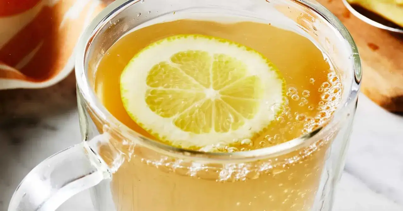 Ein Glas mit Ingwerwasser und Zitronenscheibe, beruhigend für den Magen.