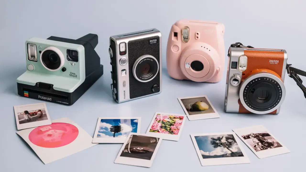 Różne modele aparatów Instax i Polaroid, w tym Instax Mini Evo, Mini 9 i Mini 90. Jaki Instax najlepszy? Wybór zależy od stylu i potrzeb.