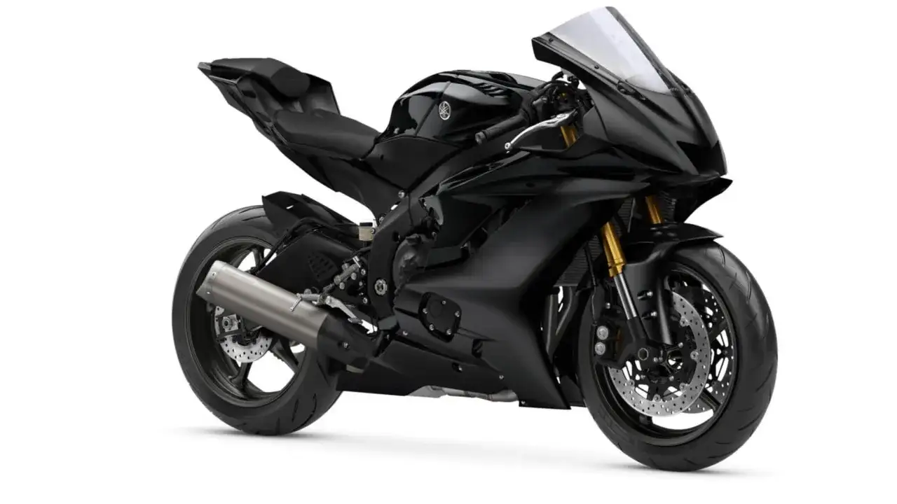 Yamaha nera, un gioiello tra le migliori moto da strada, pronta a sfrecciare.
