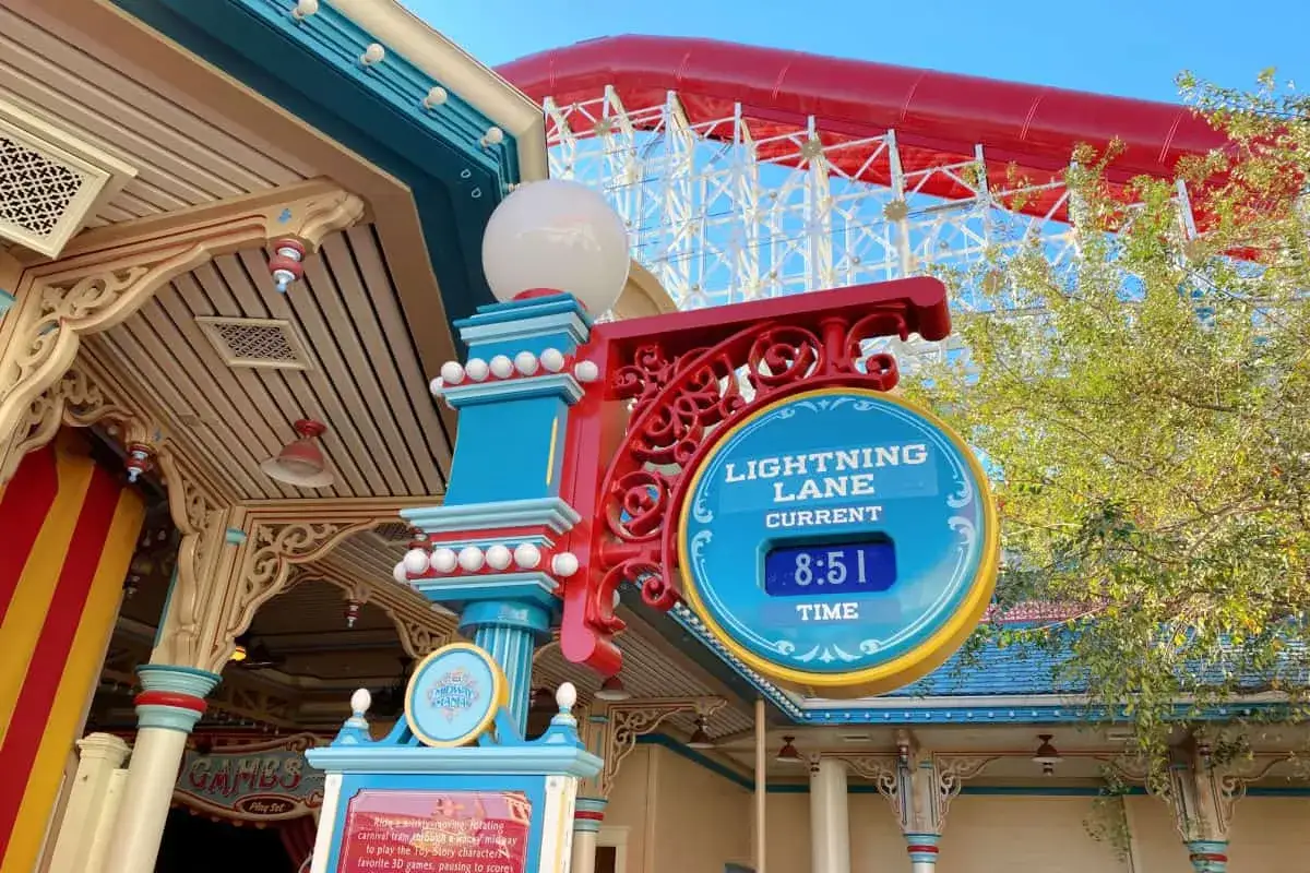Disneyland Lightning Lane Anzeige zeigt 8:51 Uhr. Ein Zeichen f&uuml;r den schnellen Zugang zu Attraktionen, wie fr&uuml;her beim Disneyland Fastpass.