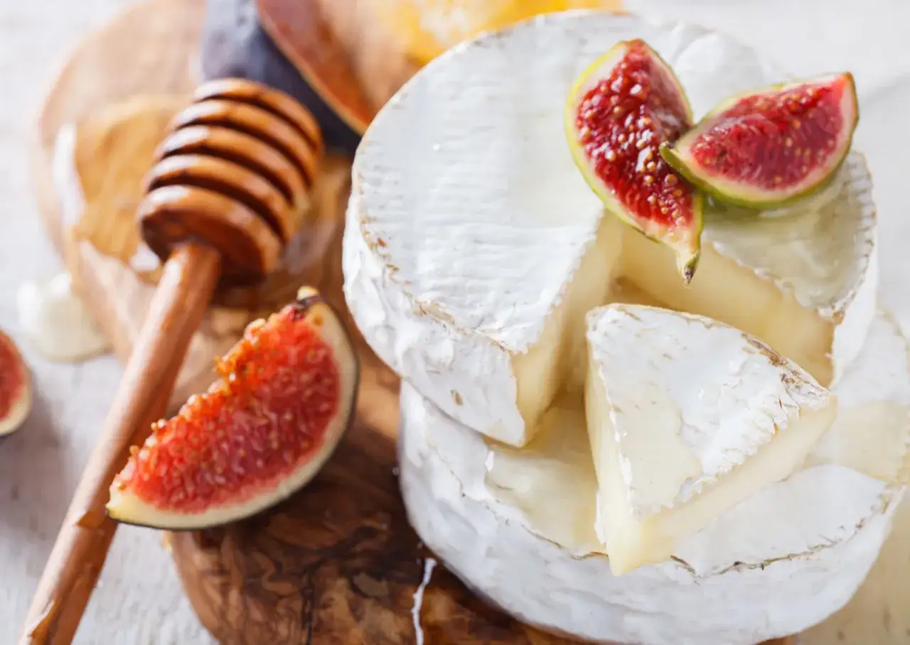 Formaggio brie con fichi e miele, un'opzione gustosa per chi segue una dieta equilibrata.