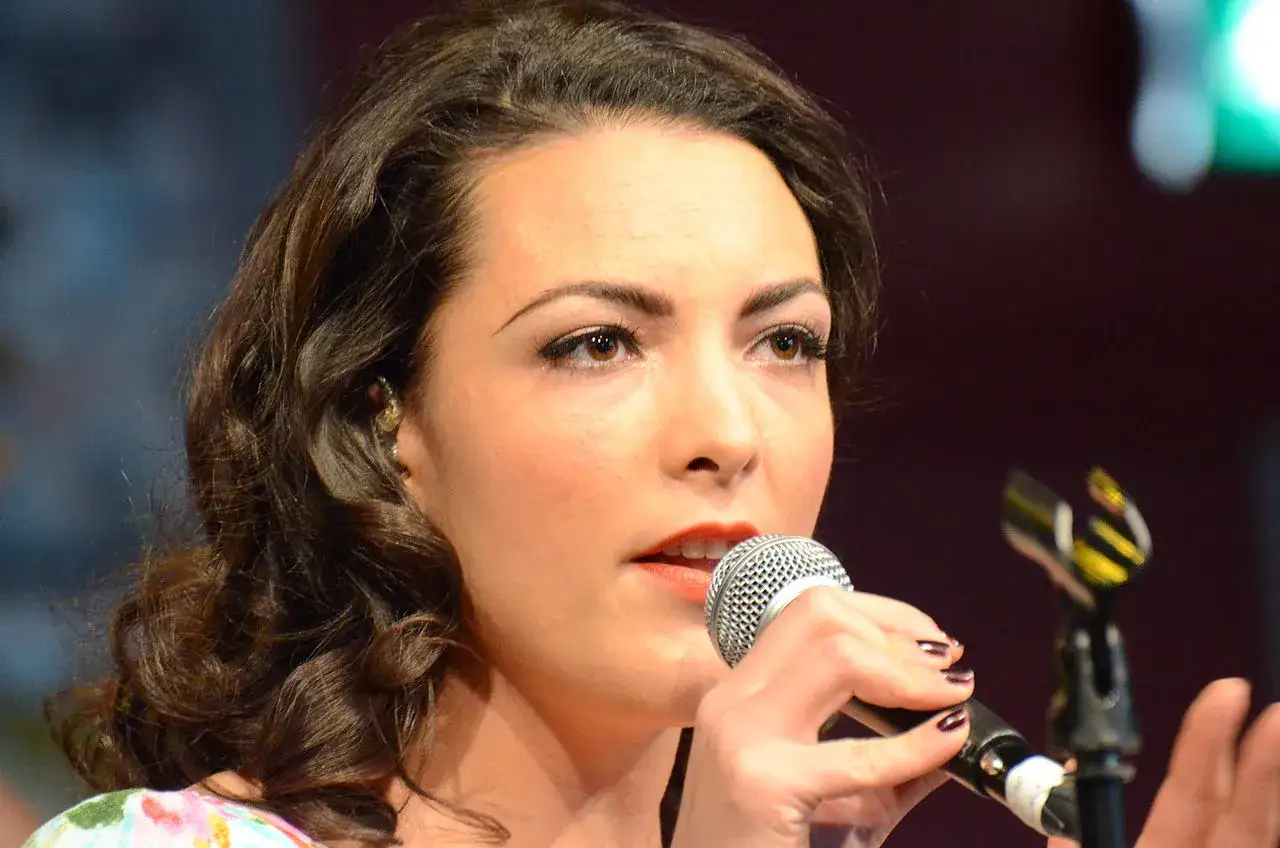 Emerald wokalistka jazzowa z mikrofonem w dłoni, jej oczy błyszczą jak szmaragdy.