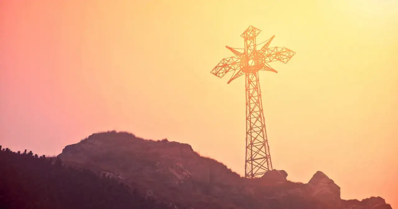Krzyż na Giewoncie, symbol Tatr, góruje nad skalistym szczytem. Choć nie znamy dokładną wysokość, jaką ma Giewont, widok zapiera dech.