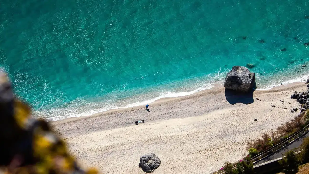 Spiaggia dorata e mare turchese, un angolo di paradiso tra le pi&ugrave; belle localit&agrave; della riviera di ponente.