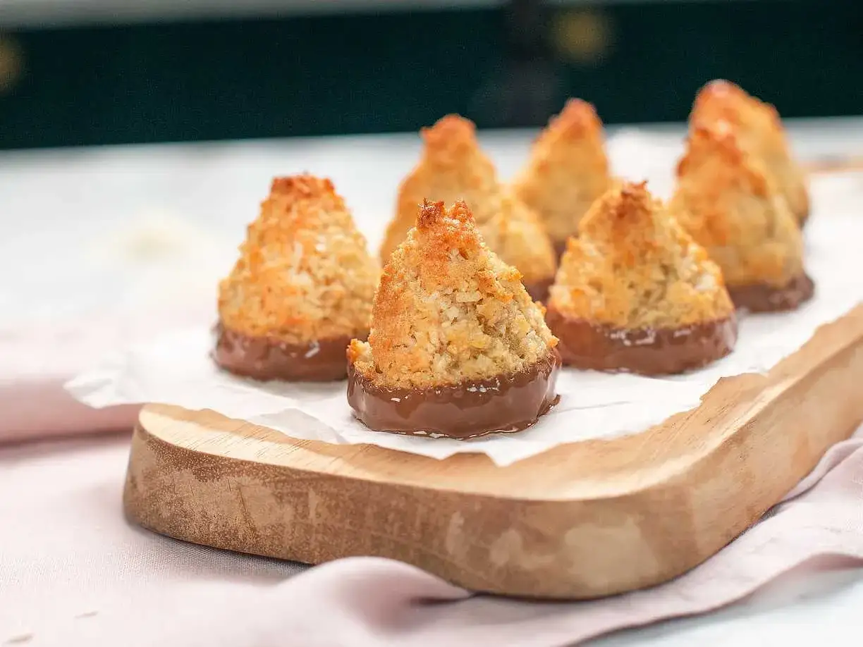 Gyllene kokostoppar med chokladbotten, perfekta för ett enkelt kokostoppar recept.