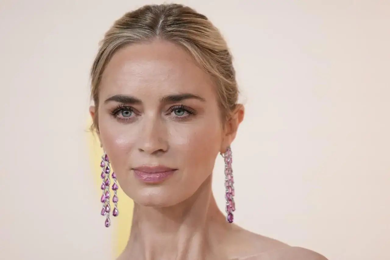 Emily Blunt, gwiazda wielu filmów, w długich, różowych kolczykach.