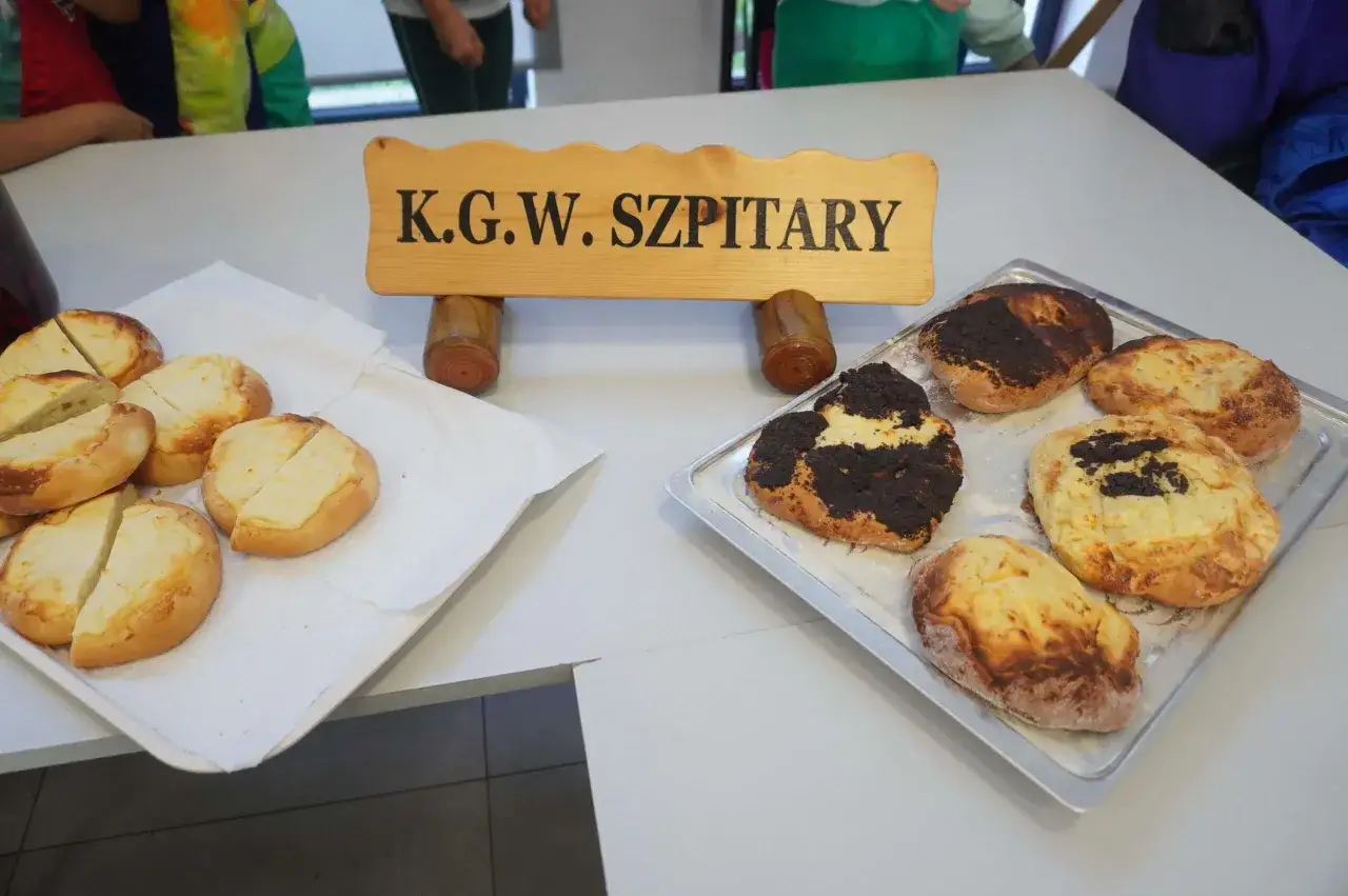 Pyszne wypieki z serem i makiem na zjeździe w Gąsawie. KGW Szpitary prezentuje swoje wyroby.