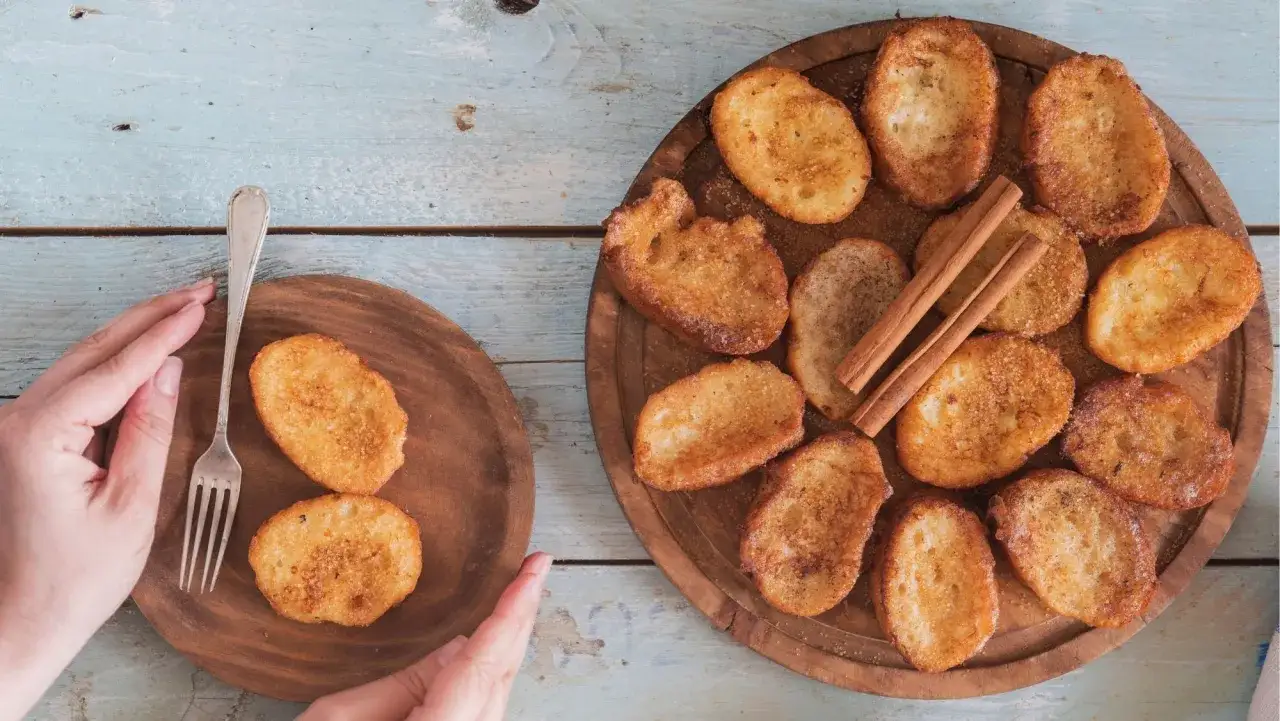 Torrijas doradas y crujientes, espolvoreadas con canela y azúcar, listas para disfrutar. ¡La mejor receta de torrijas!