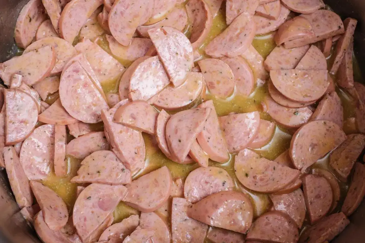 Ein bayerischer Wurstsalat, liebevoll zubereitet, mit saftigen Wurstscheiben in einer würzigen Marinade.