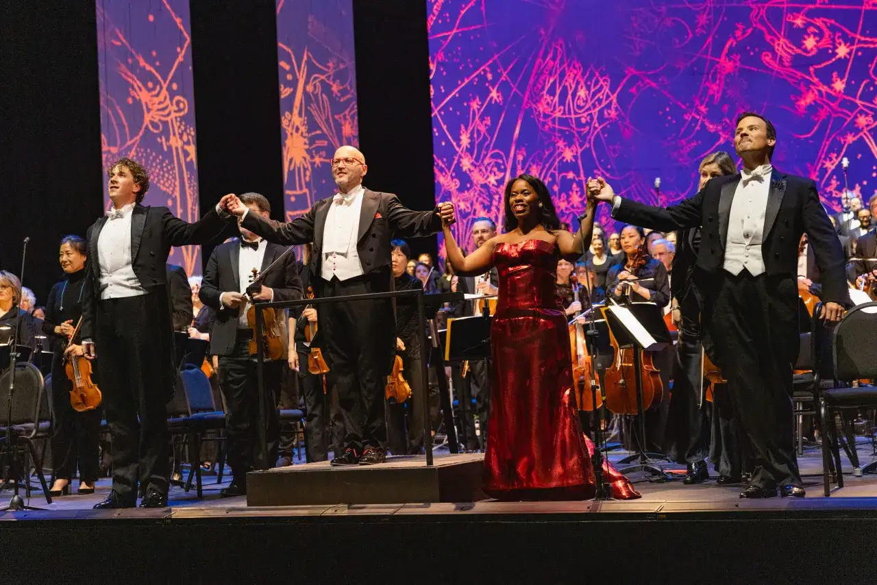Artyści po występie Carmina Burana, w tym soliści i orkiestra, dziękują publiczności.