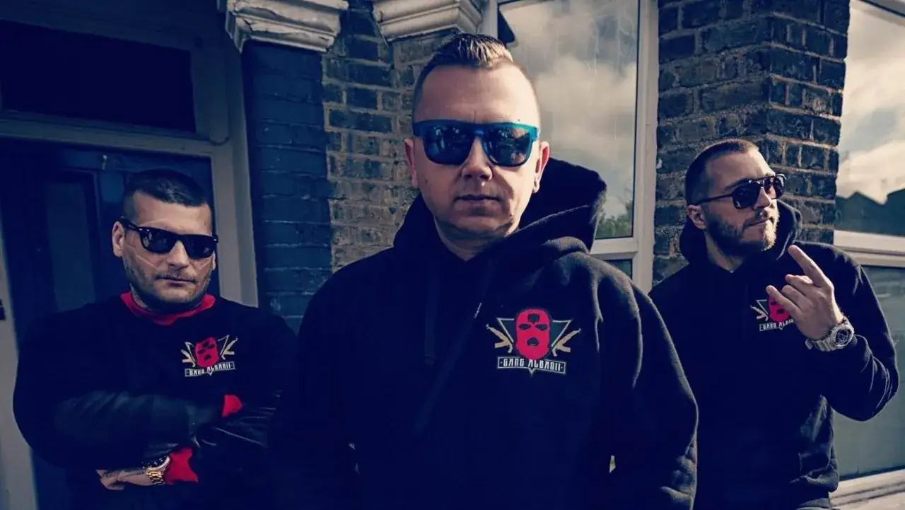 Trzech mężczyzn w bluzach z logo