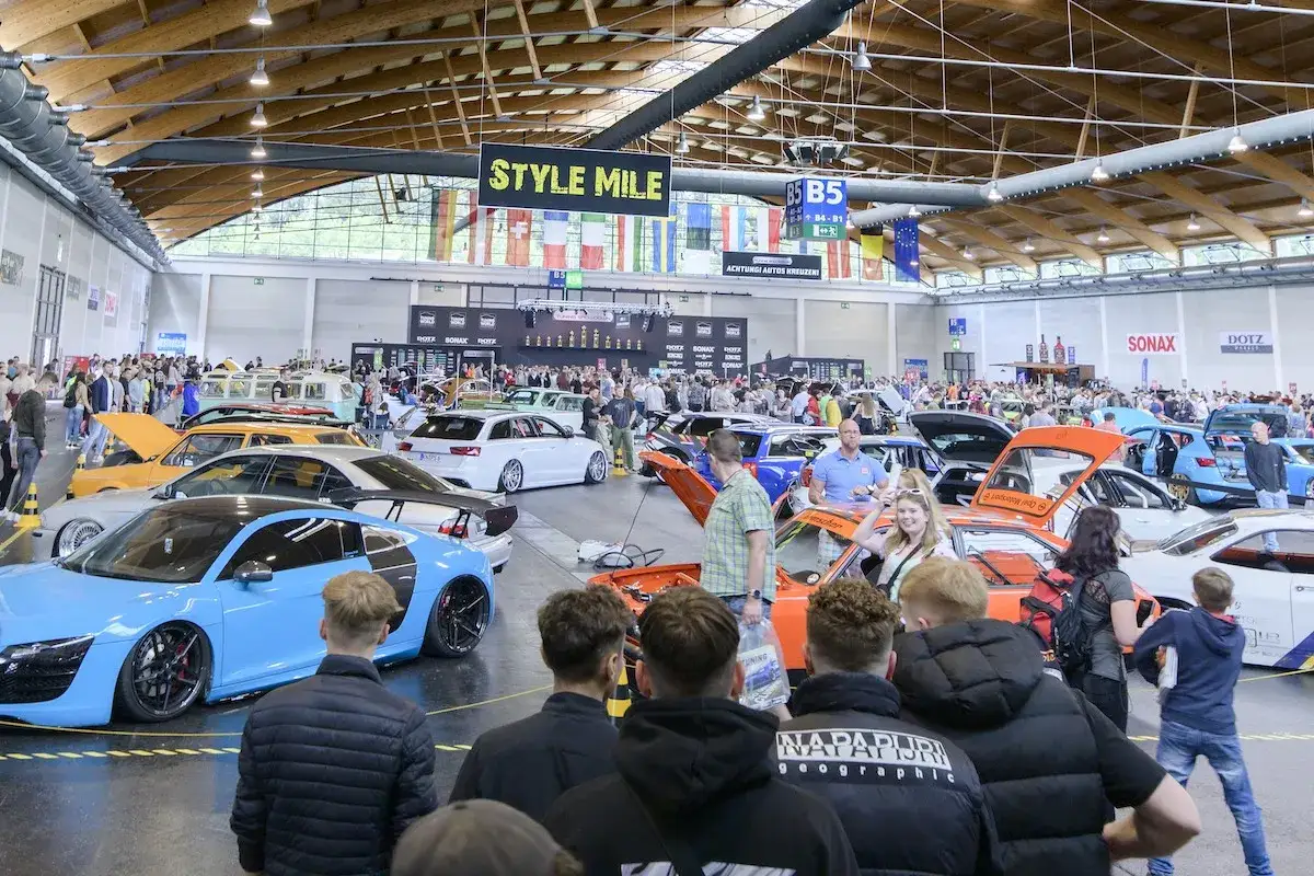 Tuning-Fans in Friedrichshafen heute: Eine Messe voller aufgemotzter Autos, von Sportwagen bis zum VW-Bus, zieht Besucher an.