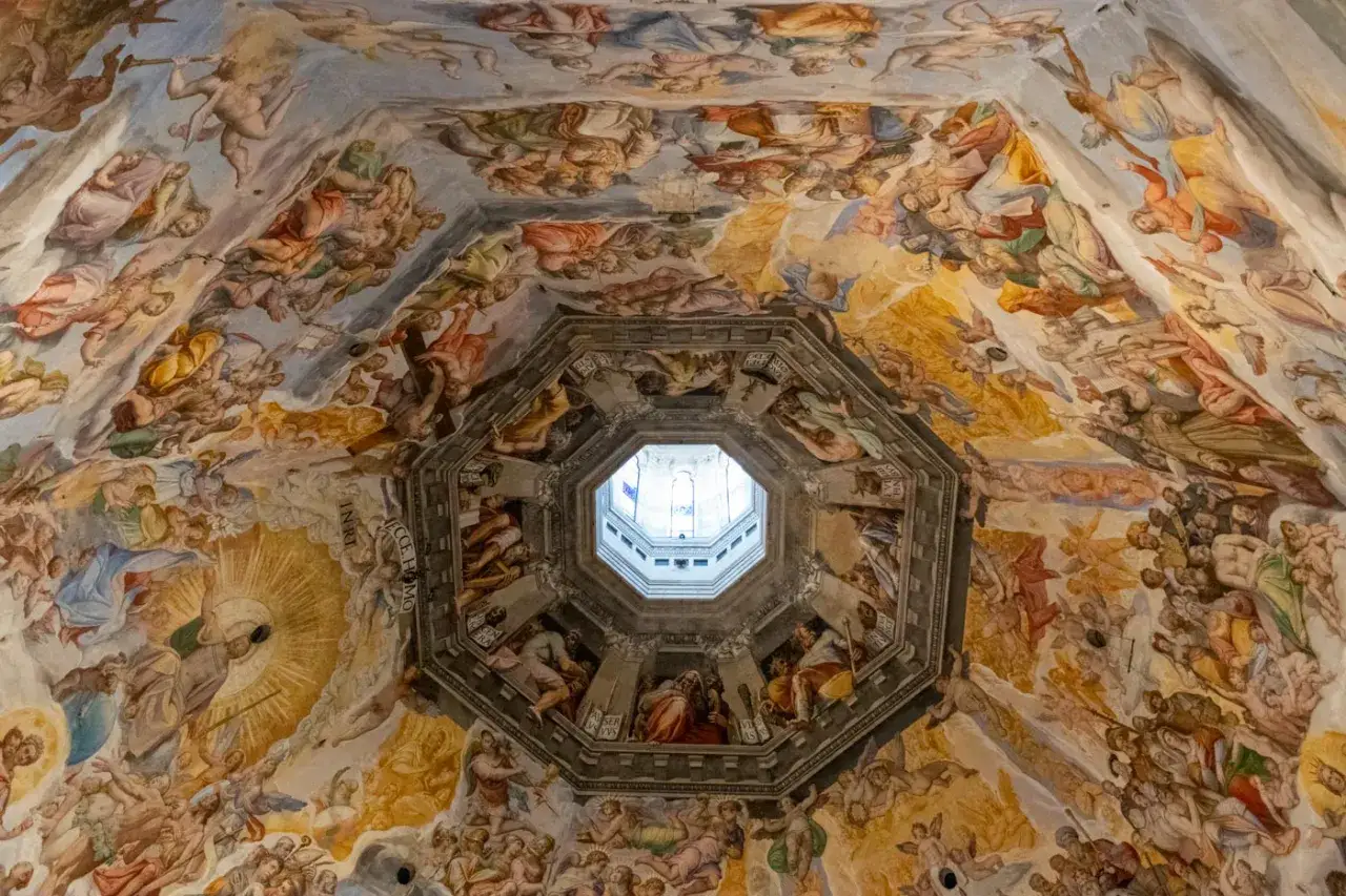 Fresques vibrantes ornant le **dôme de Brunelleschi**, représentant des scènes célestes et des figures bibliques dans un tourbillon de couleurs.