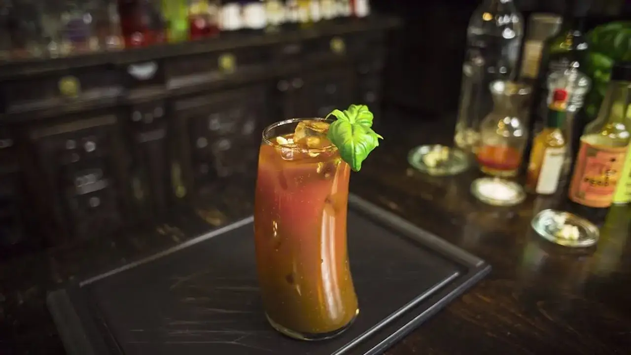 koktajl Krwawa Mary Margarita w eleganckim barze