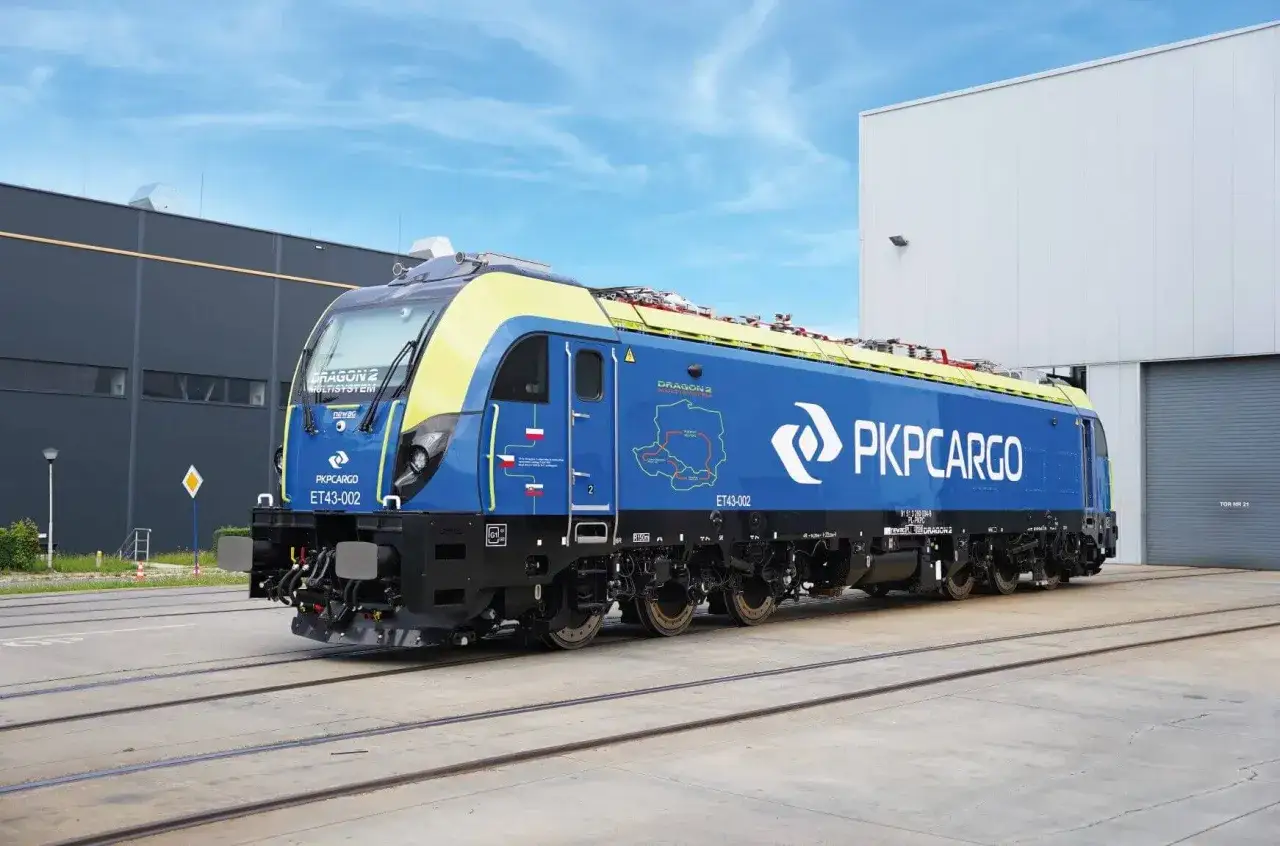 Nowy, niebiesko-żółty lokomotywa PKP Cargo Dragon 2, gotowa do podróży po Polsce.