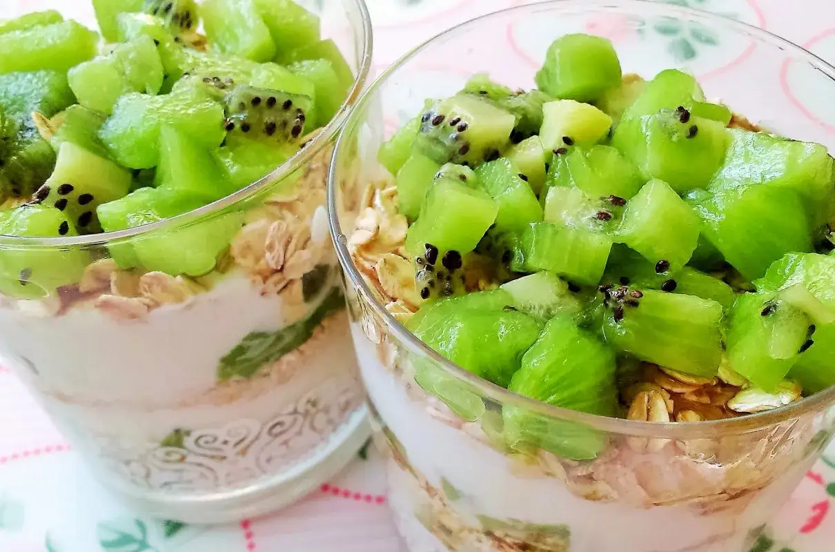 Deser z jogurtem, granolą i soczystym kiwi. Idealny na keto śniadanie lub przekąskę.