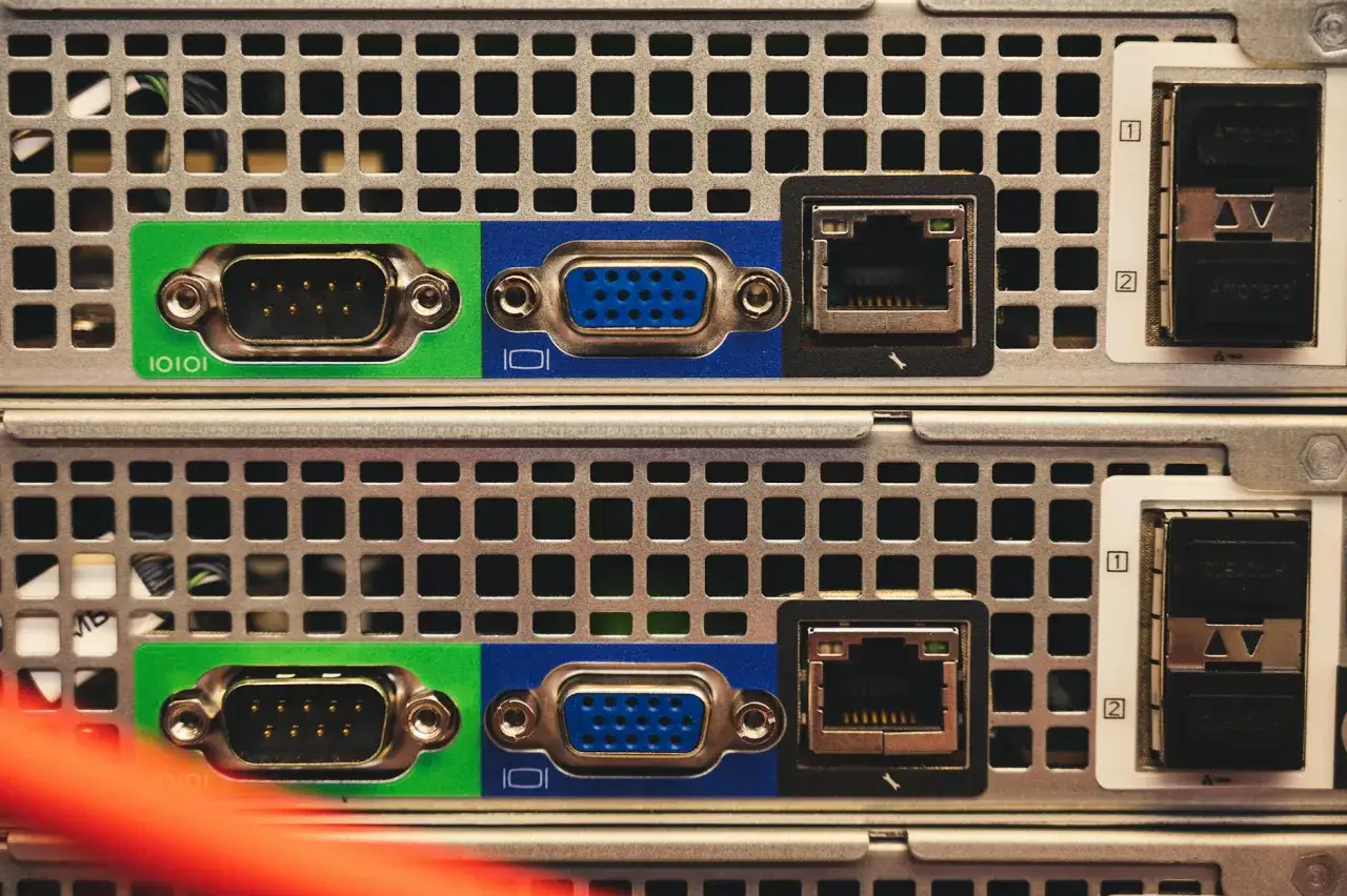 Dwa serwery z portami VGA, RJ45 i SFP. Idealne do konfiguracji linux nas.