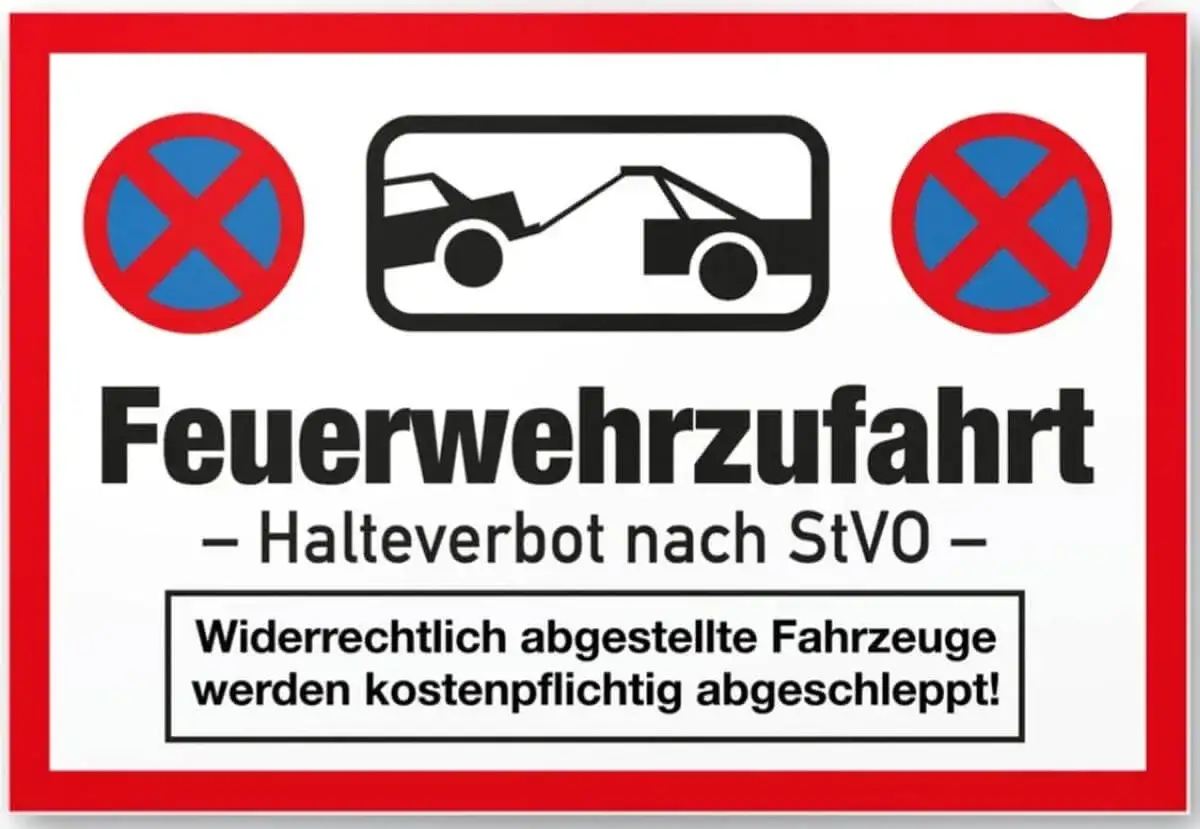 Schild: Feuerwehrzufahrt, Halteverbot. Widerrechtlich abgestellte Fahrzeuge werden kostenpflichtig abgeschleppt! Kein Parken hier!