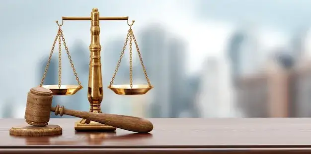 sędzia młotek waga sprawiedliwości