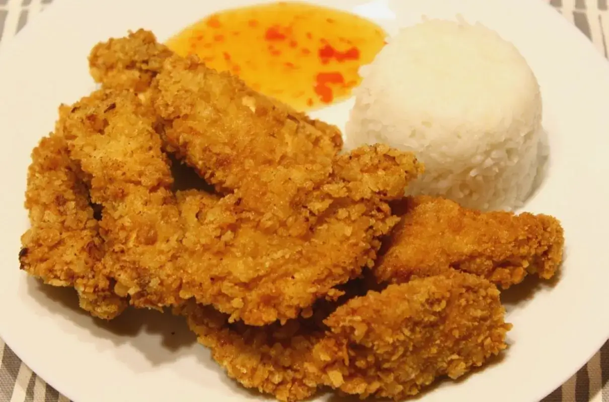 Chrupiący kurczak w panko, ryż i słodko-pikantny sos. Idealny posiłek dla każdego miłośnika azjatyckich smaków.