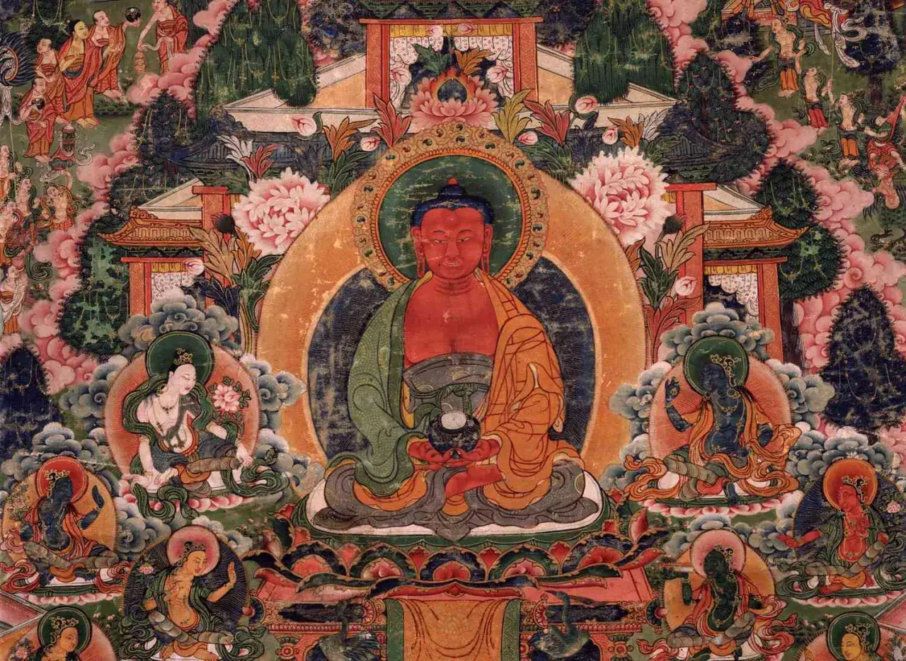 En färgstark thangka med Amitabha Buddha i centrum, omgiven av andra gudomligheter och blommor.
