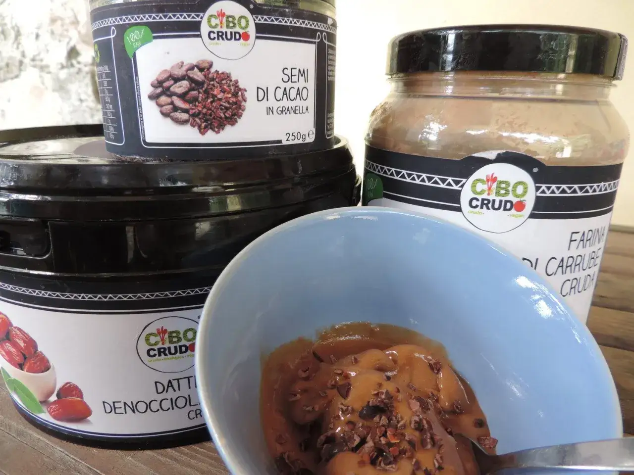 Delizioso gelato al cioccolato vegano, guarnito con semi di cacao. Ingredienti crudi e biologici per un gusto autentico.