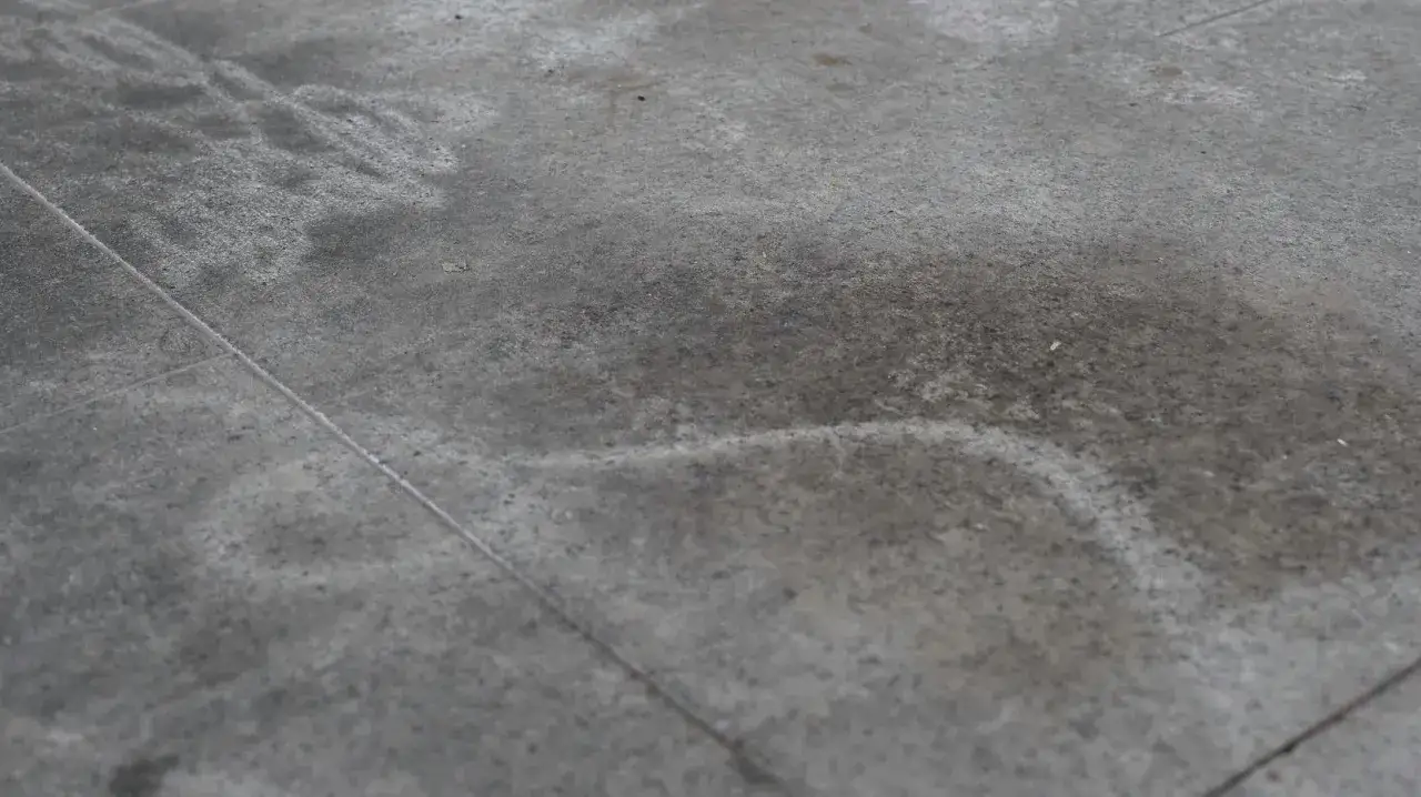 Detalles de cómo limpiar suelo de granito muy sucio, con marcas y suciedad visible.