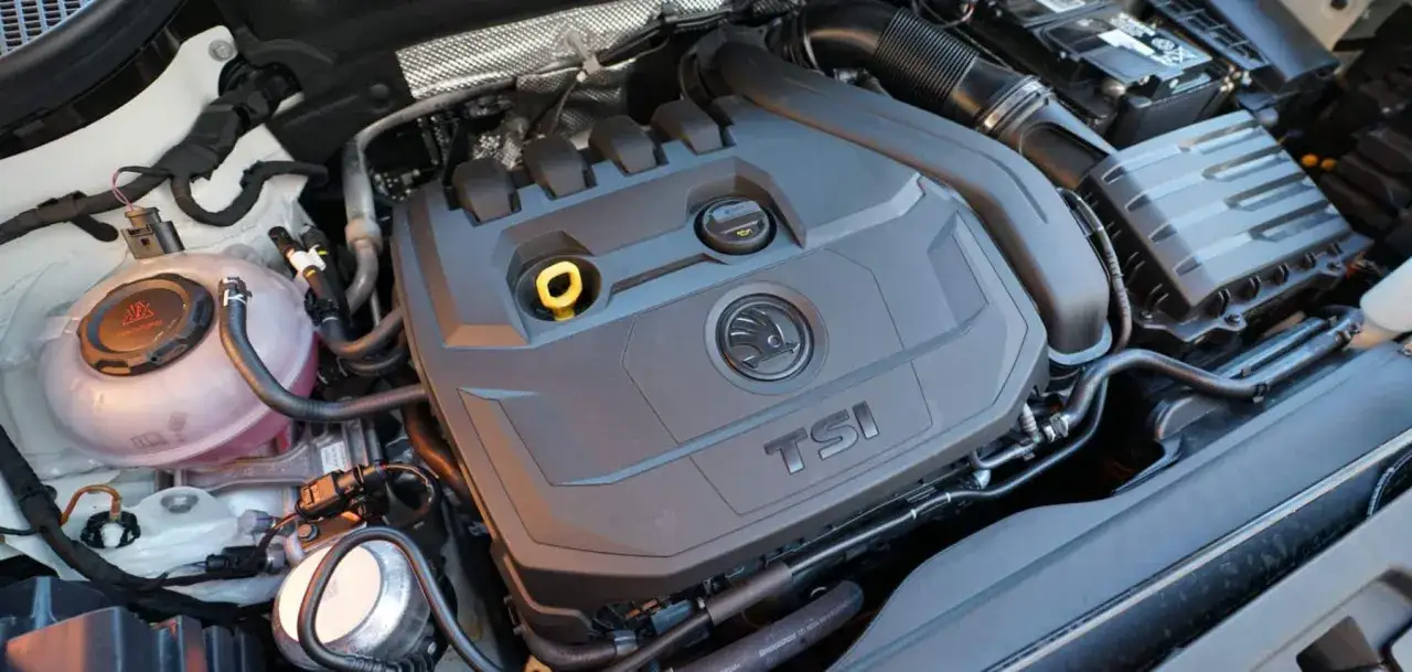 Motor 1.5 TSI 150cv. Se investigan posibles problemas y averías comunes en este motor, mostrando su compartimento.