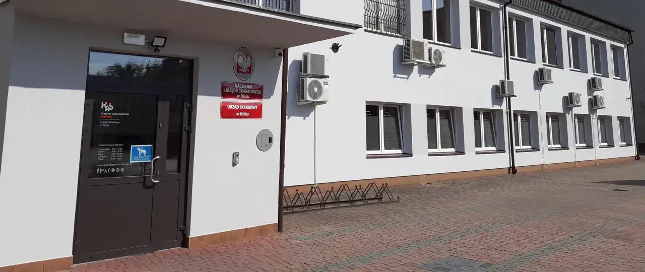 Urząd Skarbowy w Nisku, zgodny z ustawą o dostępności, z widocznym logo KAS i godłem Polski.