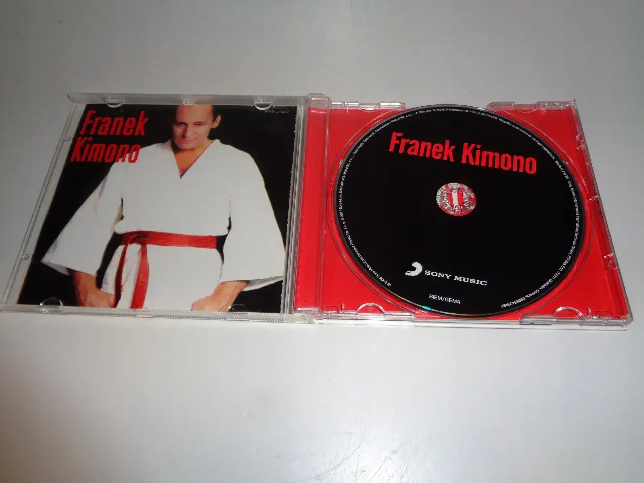 Piotr Fronczewski w białym kimonie na okładce płyty 
