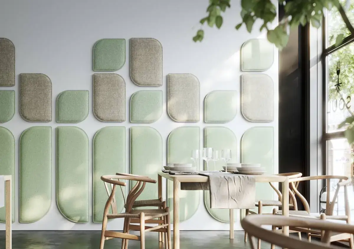 Pannelli fonoassorbenti funzionano, creando un'atmosfera accogliente in una sala da pranzo moderna con sedie in legno e un tavolo apparecchiato.